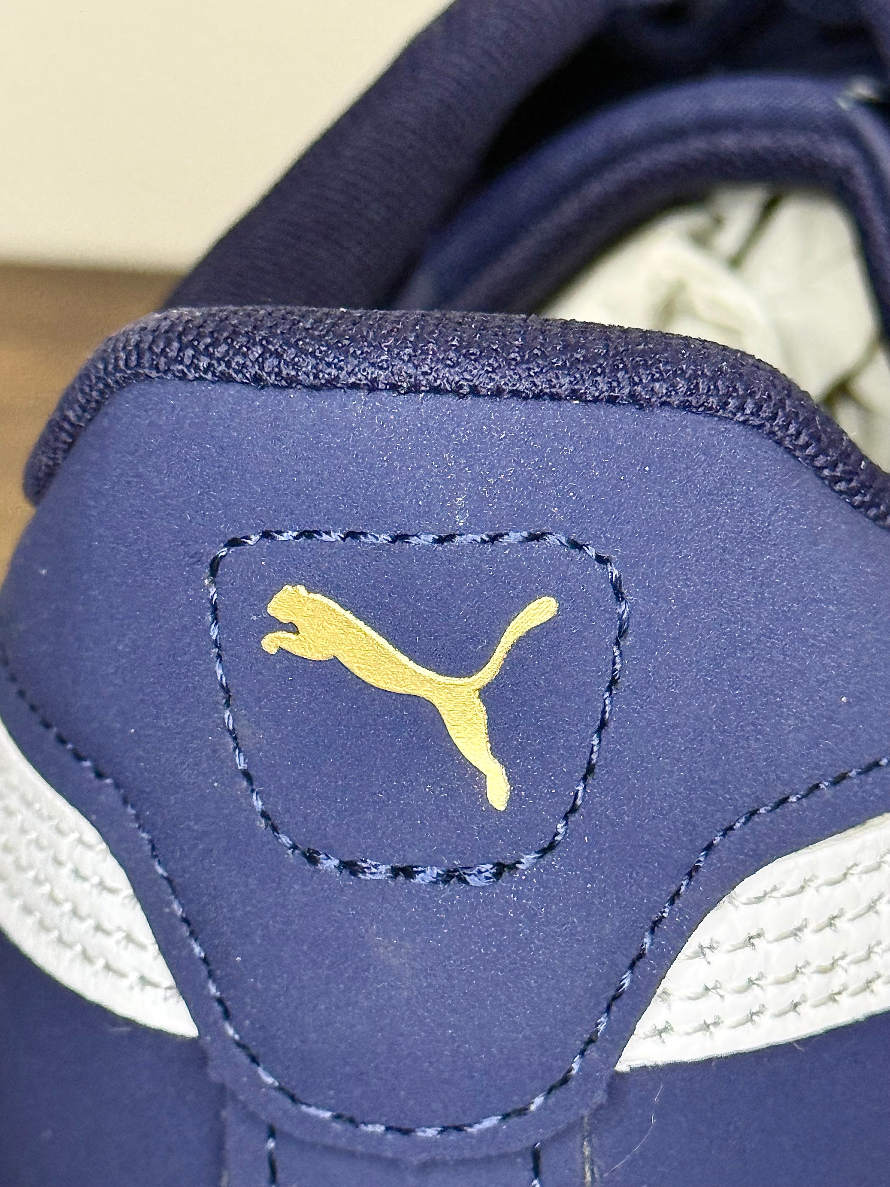 PUMA Smash 3.0 Buck –  Peacoat / White / Gold