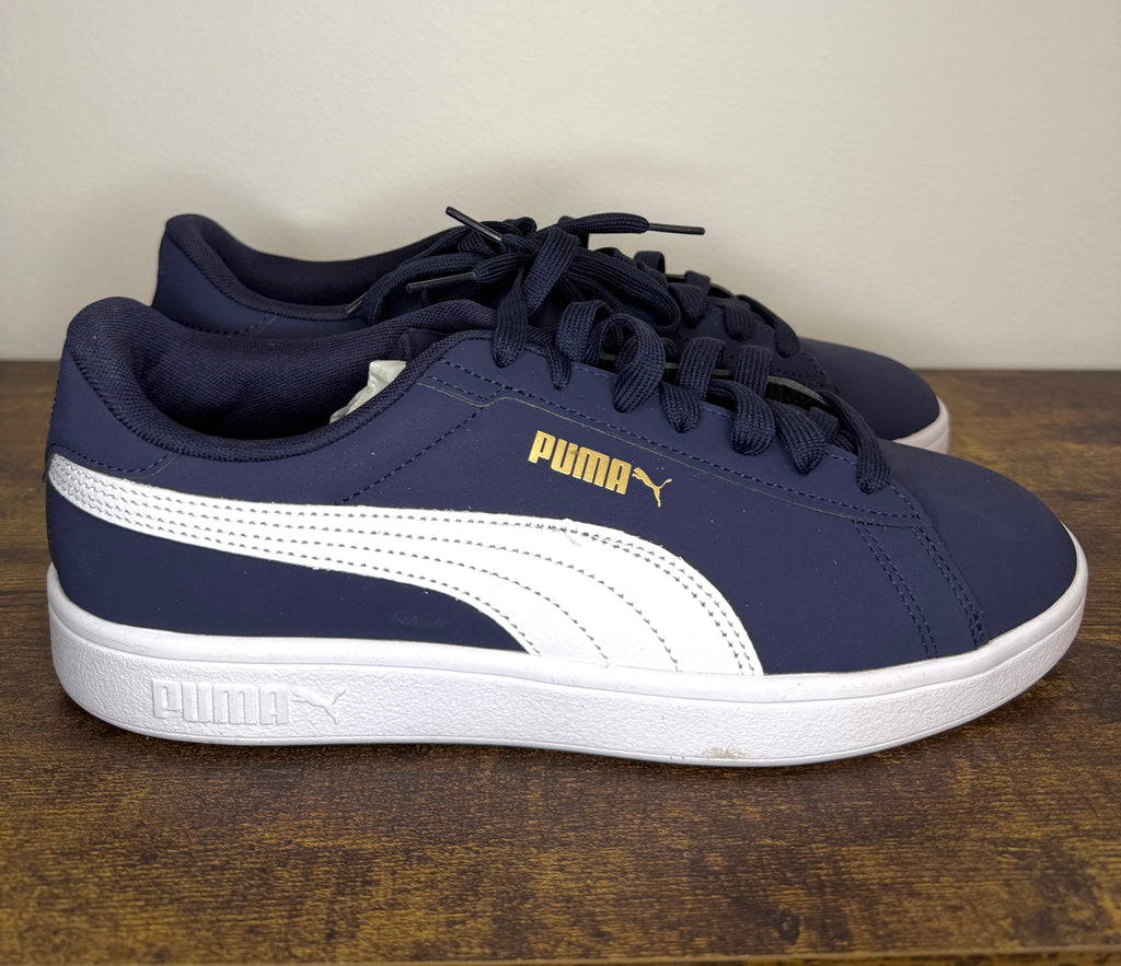 PUMA Smash 3.0 Buck –  Peacoat / White / Gold
