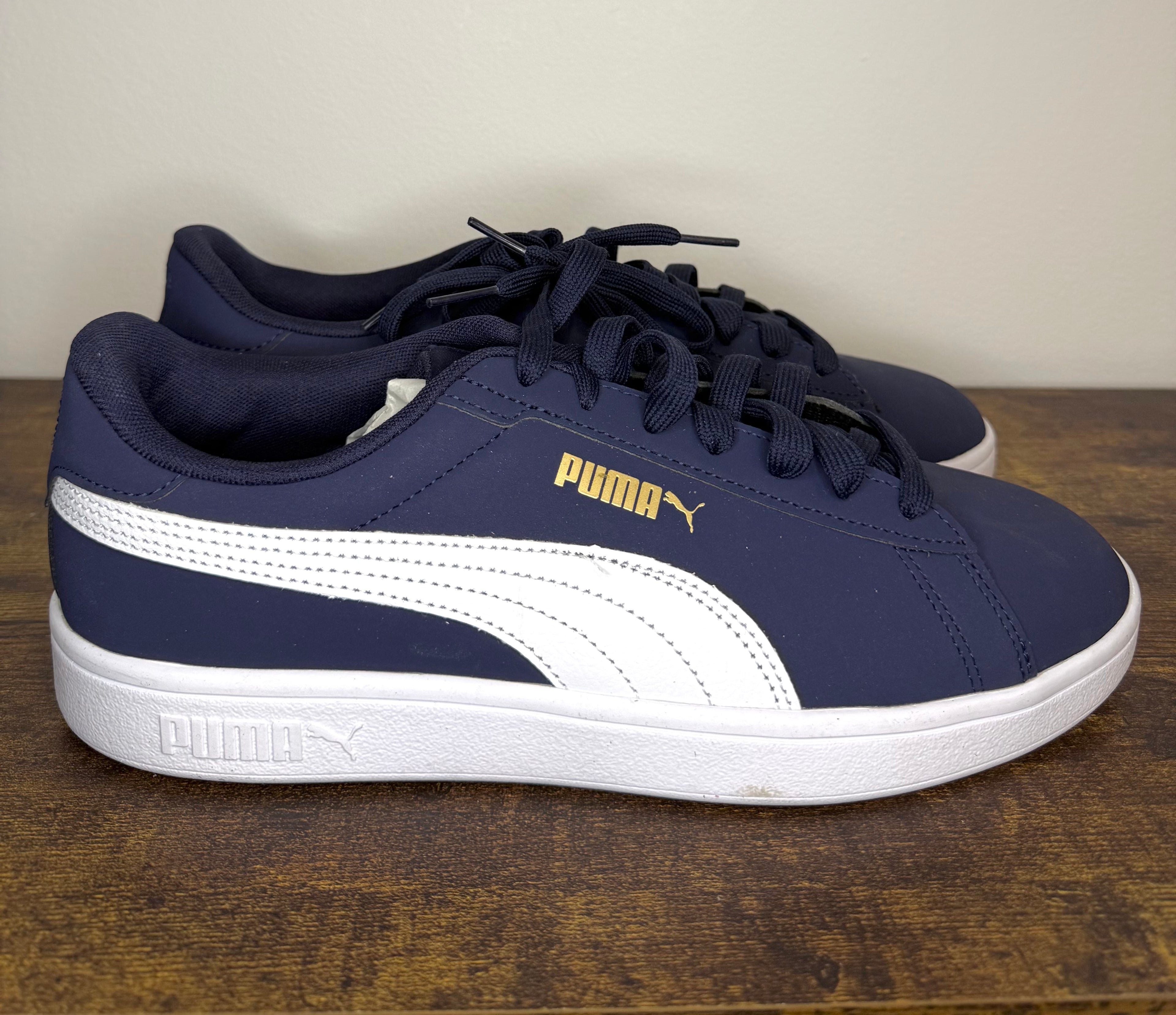 PUMA Smash 3.0 Buck –  Peacoat / White / Gold