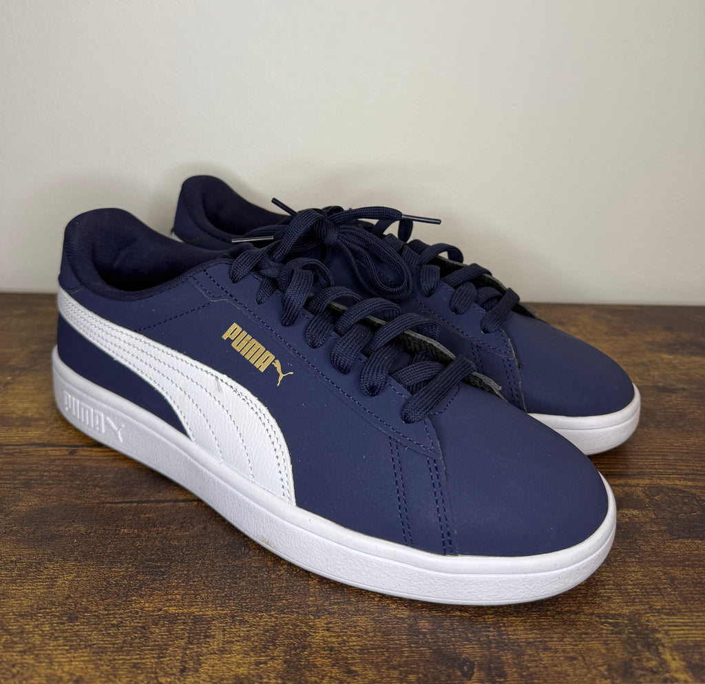 PUMA Smash 3.0 Buck –  Peacoat / White / Gold
