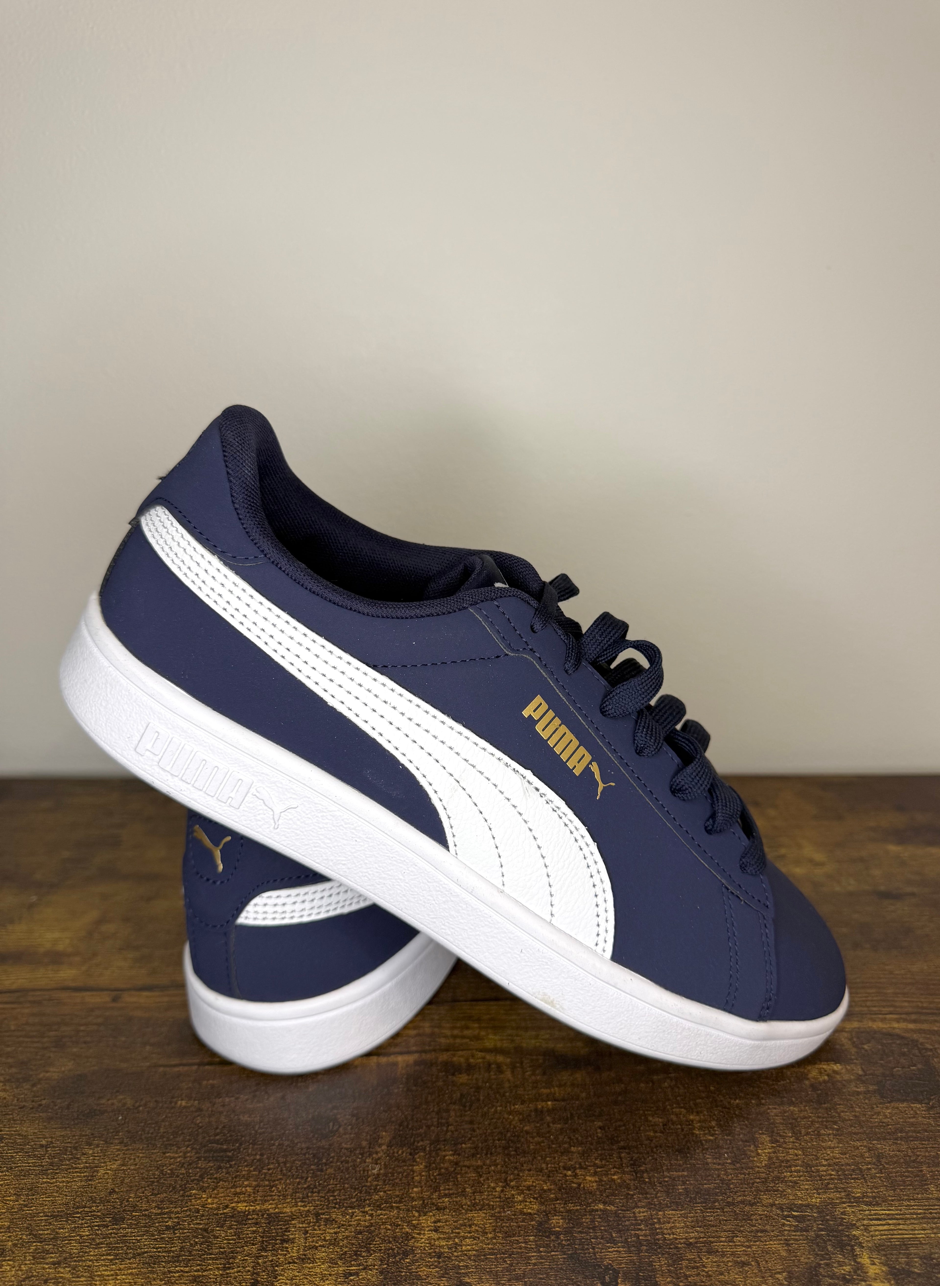 PUMA Smash 3.0 Buck –  Peacoat / White / Gold