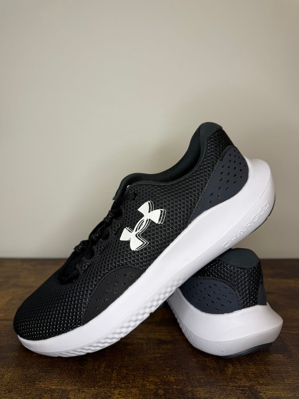 Under Armour UA Surge 4 – Black / White