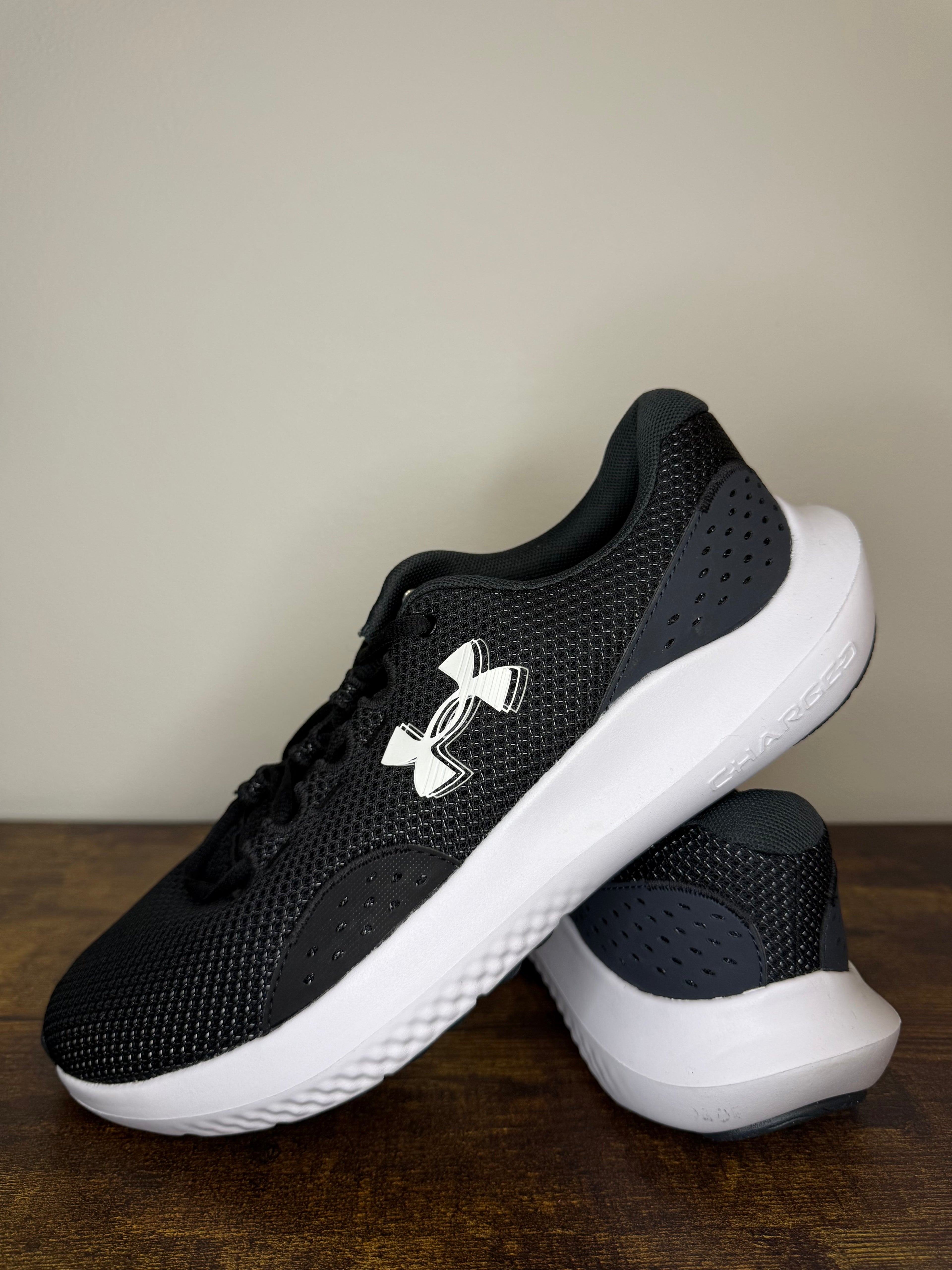 Under Armour UA Surge 4 – Black / White