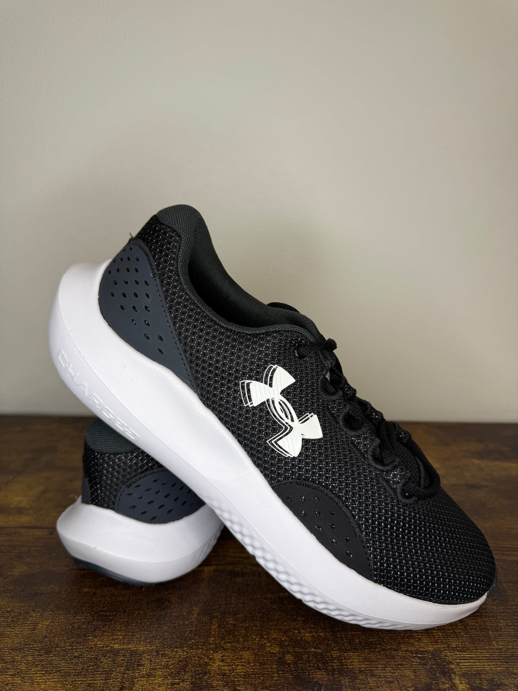 Under Armour UA Surge 4 – Black / White